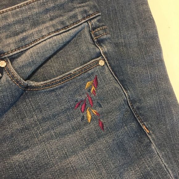 Size 2 White House Black Market cropped blue jeans the slim crop - Picture 7 of 9